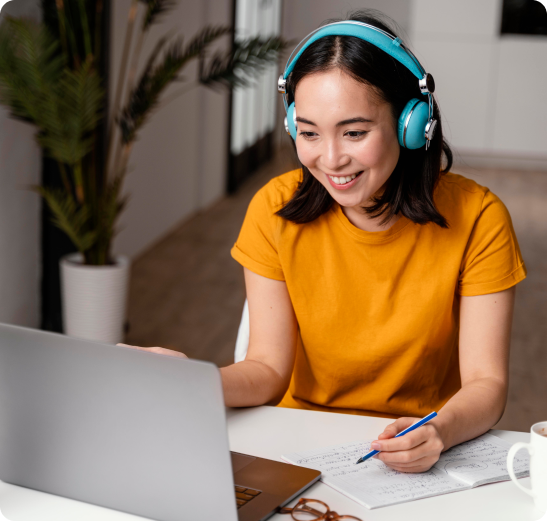 Женщина за ноутбуком